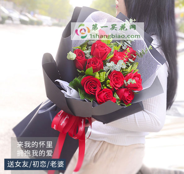 廊坊大厂县花店材料：11朵红玫瑰。搭配栀子叶，尤加利叶等  包装：黑色雾面纸扇形包 		 		 		 		 		