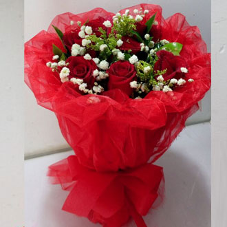 材料：11朵红玫瑰，满天星+黄莺绿叶  包装：红色手揉纸，外围红色网纱，精美蝴蝶结 		 		 		 		 		
