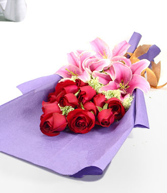 
  「内 容」 ：红玫瑰11枝，粉色香水百合5朵；藕蓝色棉纸包装，铜黄丝带束扎，扇形花束； 「花 语」 ：寻寻觅觅，找了很久，其实最美的原来在身边……      		