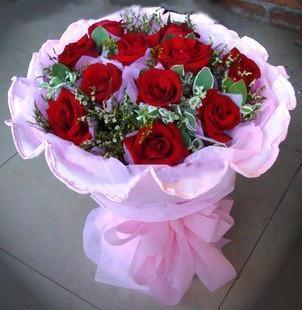 花材：11枝红玫瑰，搭配绿叶、黄莺   
  包装：粉色卷边纸多层圆形包装   
  花语：有你的地方就有家的感觉......