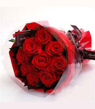 [材 料]：花束.11朵红玫瑰，点缀配材.   
  [包 装]：红色圆形精美包装，配蝴蝶结束扎。   
  [花 语]：我们相恋了。爱的如火如荼，我的心中充满着一份对你不变的牵挂和眷恋，每次见到
