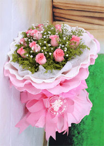 款式1： 精心挑选11朵粉玫瑰+1只小熊 包 装：粉色卷边纸圆形包装。搭配精美蝴蝶结