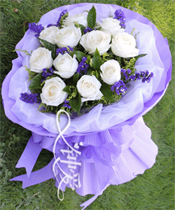 材料：精选11朵白玫瑰浅紫色包装 配材：黄莺、勿忘我、绿叶点缀  包装：白纱内衬，紫色瓦楞纸圆形包装，紫色棉纸带扎束，完美大气。 		