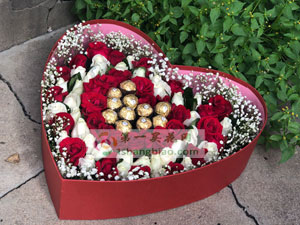 廊坊 安次区花店材料：66朵玫瑰（33朵红+33朵白）中间11颗费列罗巧克力，配草丰满  包装：大号心形礼盒 		 		 		