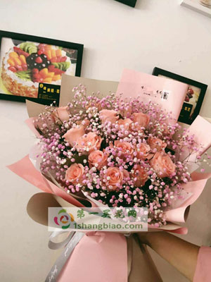 廊坊大城县花店花材：19朵粉色戴安娜玫瑰。满天星丰满间插  包装：粉色欧亚纸扇形包 		 		 		 		