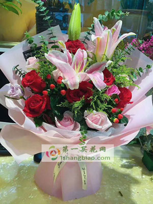 廊坊大城县花店材料：6朵红玫瑰，5朵粉色玫瑰，2支多头百合 红豆 尤加利 黄英丰满  包装： 粉色雾面纸扇形包 		 		