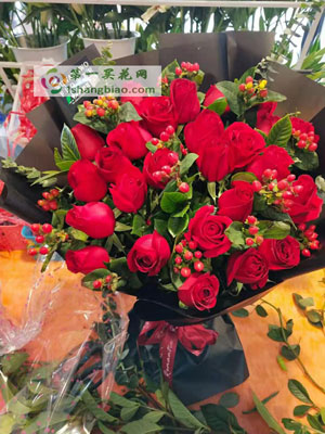 廊坊大城县花店材料：33朵红玫瑰，大量红豆 +栀子叶+黄英等丰满  包装：黑色雾面纸 扇形包 		 		 		 		
