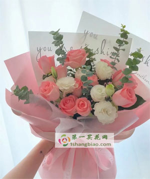 材料：11朵粉玫瑰，搭配白色洋桔梗+尤加利叶  包装：粉色雾面纸或粉色欧亚纸扇形包 花语：11朵粉红玫瑰花的含义是一生一世只爱你一个，同时粉红色的玫瑰含义为初恋。 		 		