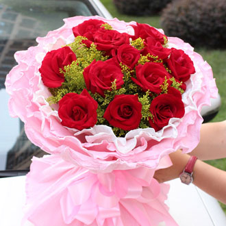 花材：11朵红玫瑰，黄莺等配草丰满 包装; 粉色包装。精美蝴蝶结		 		 		