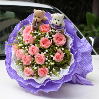 材料：11朵粉色玫瑰，黄莺满天星等丰满 包装：紫色卷边纸包装，精美蝴蝶结，随机赠送2小熊 		
