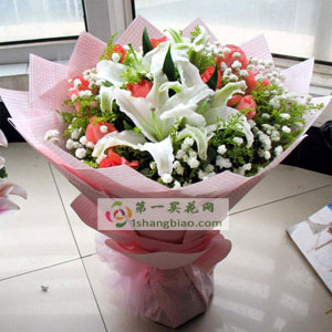 【花材】：11朵粉玫瑰+2枝百合+黄英、满天星 【包装】：粉色格子包装纸 如图圆形尖角包装 
 		 		