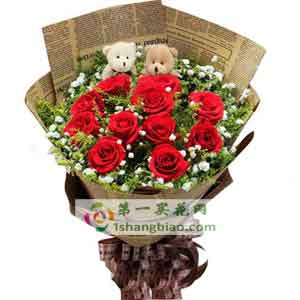 材料：11朵红玫瑰，搭配 满天星（相思梅） 黄莺 等，送2小熊  包装：英文报纸扇形包装，精美蝴蝶结 		 		 		