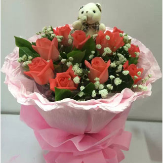 材料：11朵粉色玫瑰，黄莺，满下天星等丰满 包装：粉色卷边纸圆形包装，赠送小熊1个  		